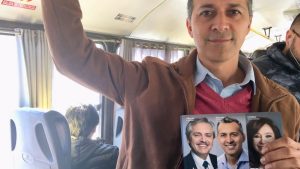 Zúñiga se subió al colectivo para mostrar sus propuestas