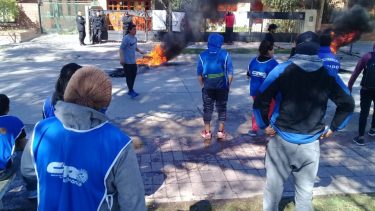 Los manifestantes llegaron a la casa de la funcionaria nacional y continuaron la protesta. (foto: Alejandro Carnevale)

