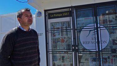 Jorquera estuvo frente al local buscando respuestas pero no logró recuperar su dinero. (foto: Gonzalo Maldonado)