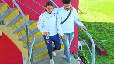 Becaccece y Pérez abrazados. Finalmente hubo paz en el Rojo. ¿Durará?