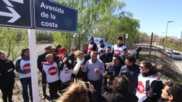 El concejal colocó un cartel con el nombre avenida de la Costa.