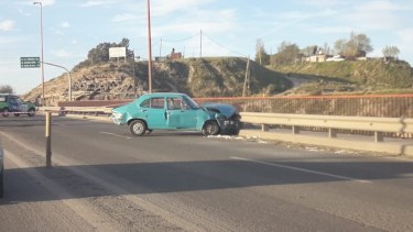 El auto se cruzó de carril y terminó contra la baranda de contención. Foto: gentileza Radio Señales.
