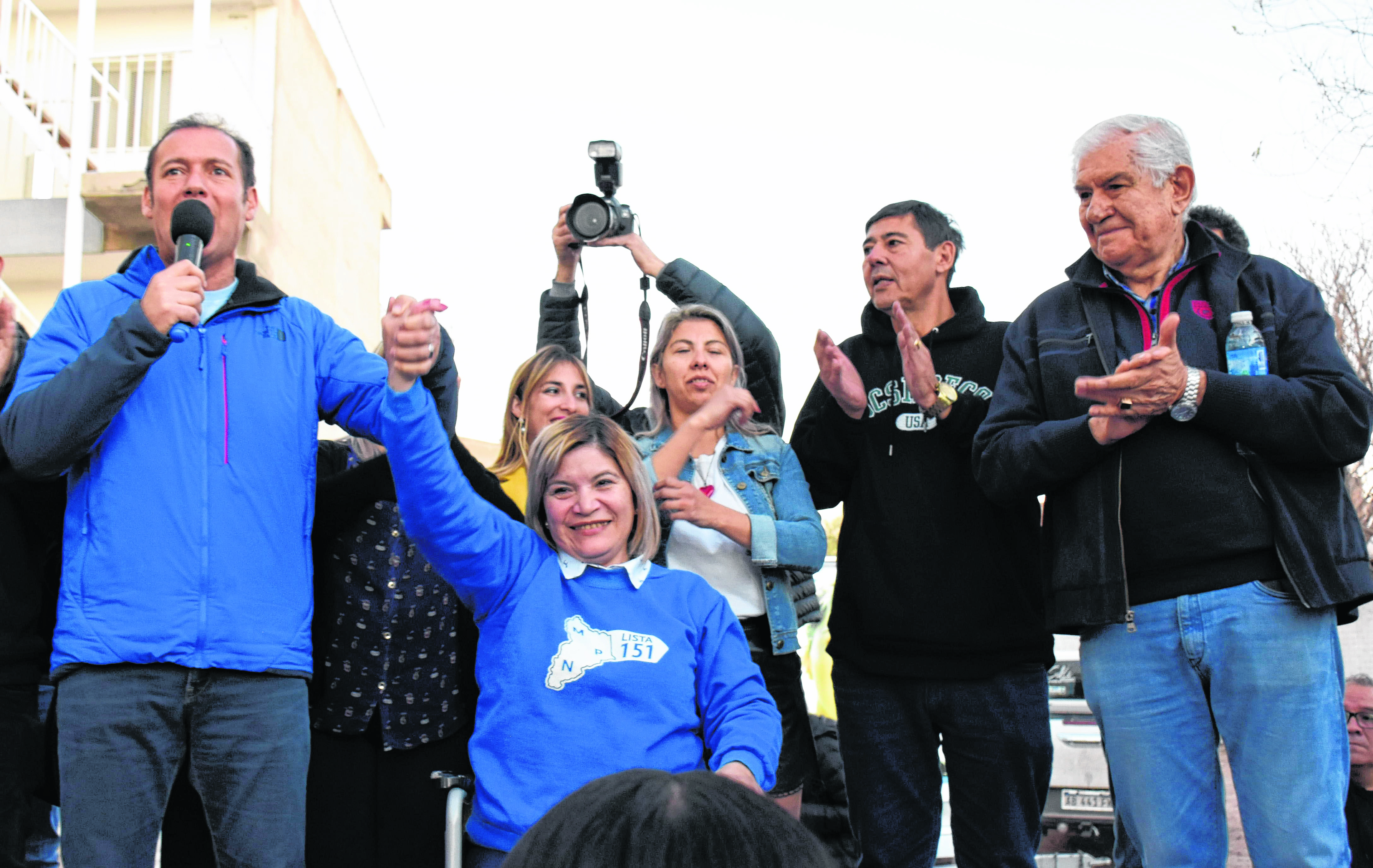 La jefa comunal electa junto al gobernador Gutiérrez, el senador Pereyra y la primera concejal, Marcela Rucci. Foto: Florencia Salto. 