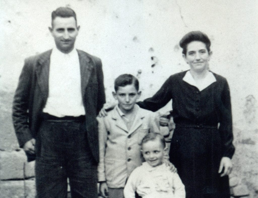 Lorenzo Muñoz junto a su esposa y sus hijos, recién llegados a la Argentina en 1951. (Foto: gentileza)
