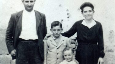 Lorenzo Muñoz junto a su esposa y sus hijos, recién llegados a la Argentina en 1951. (Foto: gentileza)
