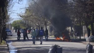 Roca: Desocupados sostienen reclamos en la casa de una  funcionaria y tiraron huevos