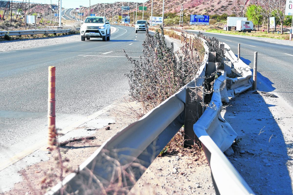 Hay sectores donde las barreras de seguridad aún conservan los impactos de los vehículos. (Juan Thomes)