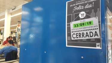 Los supermercados anunciaron con carteles que mañana permanecerán cerrados.