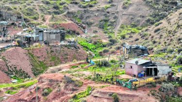 Al pie de los cañadones. El riesgo de vivir frente al peligro inminente.