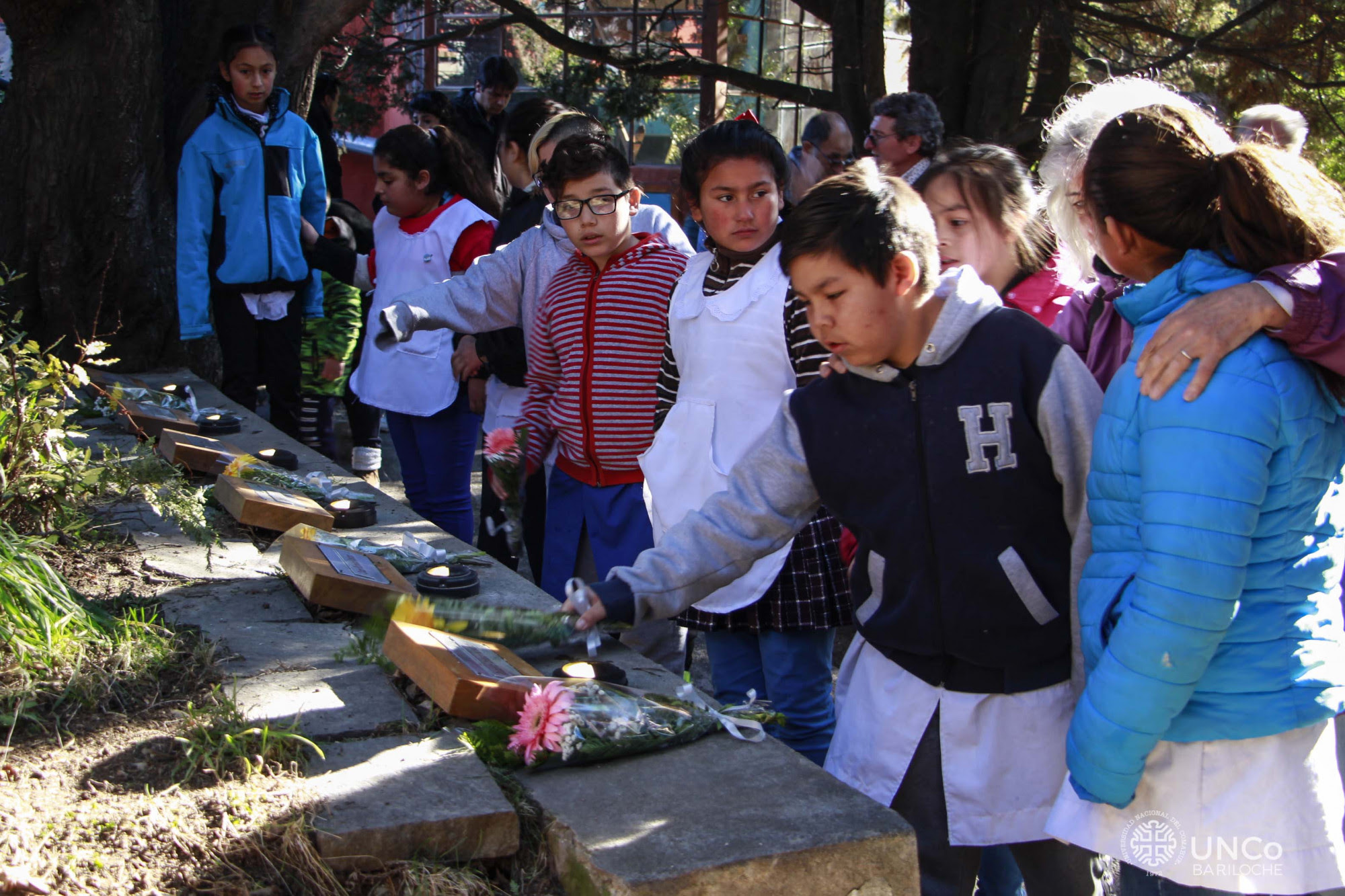 Niños de la escuela del barrio El Pilar depositaron ofrendas florales por los 17 años de la tragedia del cerro Ventana. Foto: Gentileza