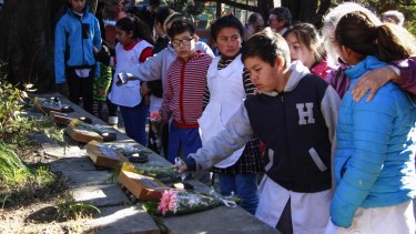 Niños de la escuela del barrio El Pilar depositaron ofrendas florales por los 17 años de la tragedia del cerro Ventana. Foto: Gentileza