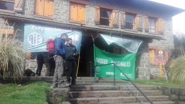 ATE colgó sus banderas en la fachada de la Intendencia del Parque Nacional Nahuel Huapi. Gentileza