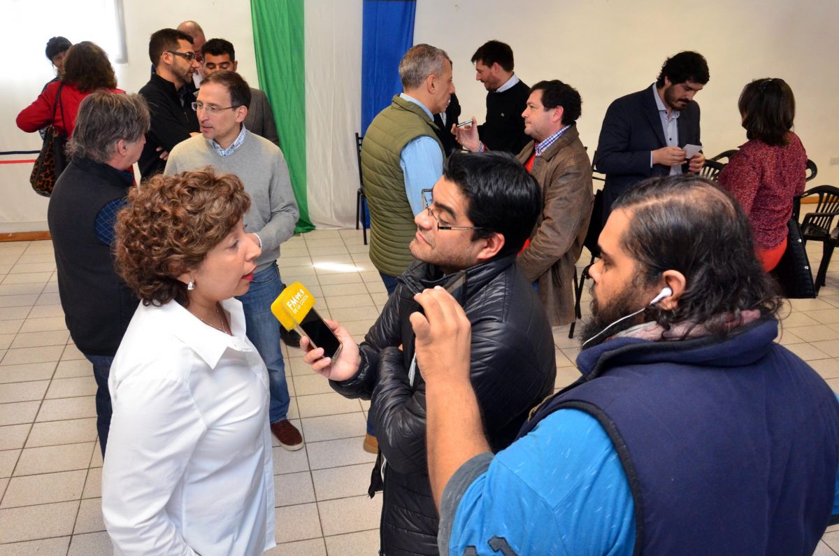 La gobernadora electa Carreras y la “desestructurada” presentación de su gabinete. Foto: Marcelo Ochoa.