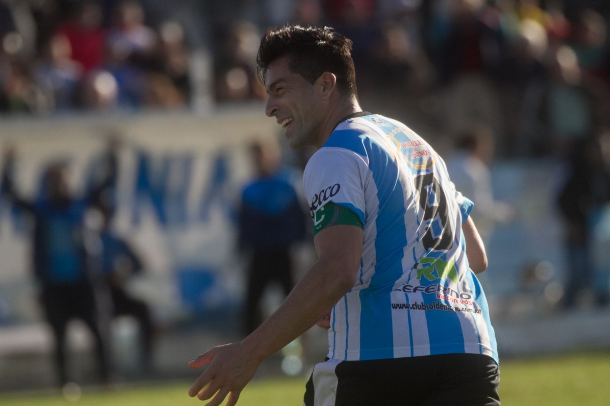 El eterno Diego Galván volvió a ser determinante con dos goles. (Foto: Pablo Leguizamón)