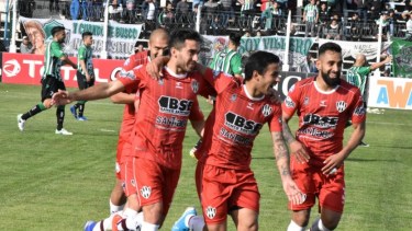 Los santiagueños superaron 2-1 a los bahienses y están en cuartos de final.