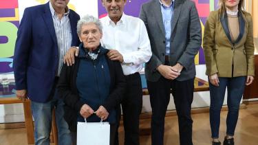 Entrega de tablets a adultos mayores. 