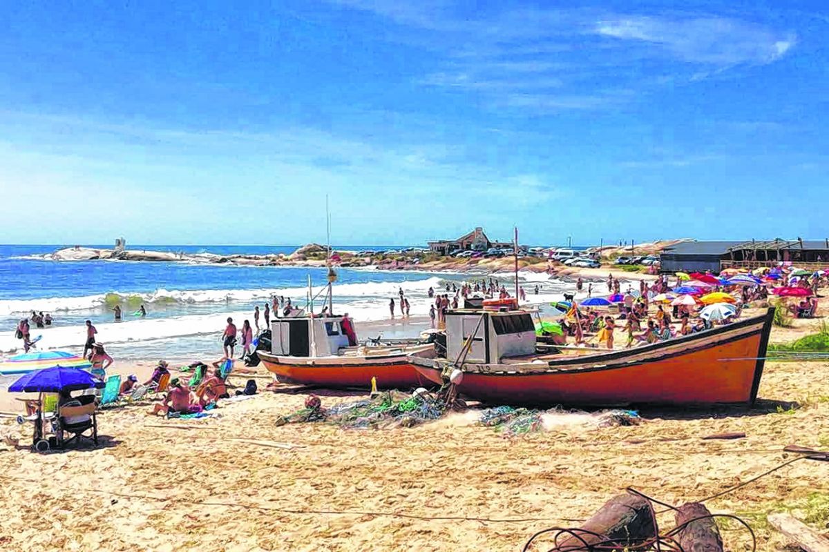 Punta del Diablo es un pequeño pueblo pesquero y un centro turístico costero de la coste este.