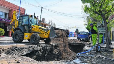 Por tercera vez en el año se rompió el caño en calle Mendoza, entre Tucumán y 9 de julio. (Fotos: Gonzalo Maldonado)