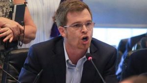 Picante cruce tuitero entre Carrió y Massot, con pase de facturas