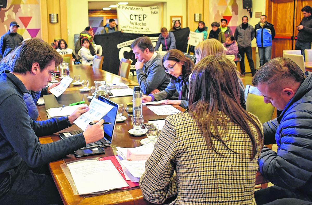 Integrantes de la CTEP expresaron su enojo por la posición de los concejales oficialistas. Foto: gentileza