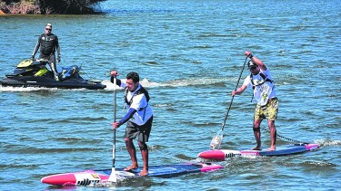 En la disciplina maratón del stand up paddle, Cristian Almonacid recorre una distancia de entre 18 y 20 kilómetros en el agua. Foto: gentileza