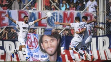 Los santiagueños golearon al Ciclón y salieron de la zona del descenso.