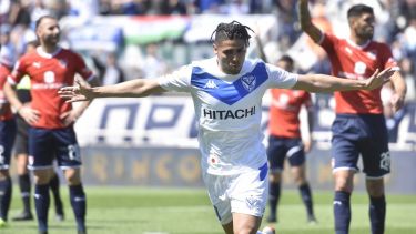 Maxi Romero abrió la cuenta para Vélez en el Amalfitani.