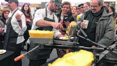 Los visitantes tienen varios estands para detenerse y disfrutar de los aromas y sabores, porque hay platos preparados para todos los presupuestos. Foto: Alfredo Leiva
