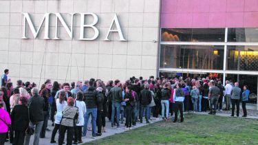 Vecinos, funcionarios y dirigentes políticos se acercaron al Museo de Bellas Artes para darle el último adiós.  Foto: Oscar Livera