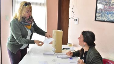 Así votaban los docentes en la seccional de Unter de Río Colorado. Foto Jorge Tanos. 