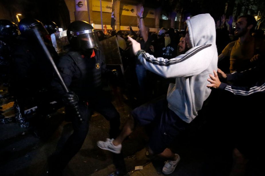 Una protesta pacífica de independentistas en el Paseo de Gracia, en el corazón de Barcelona, terminó hoy con una batalla campal con la Policía Nacional. (Foto: AFP)
