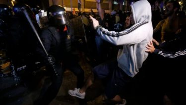 Una protesta pacífica de independentistas en el Paseo de Gracia, en el corazón de Barcelona, terminó hoy con una batalla campal con la Policía Nacional. (Foto: AFP)