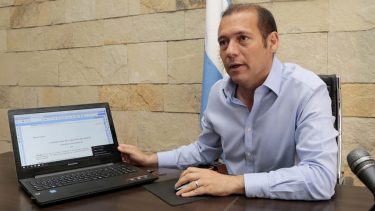 El gobernador Gutiérrez firmó el decreto de adhesión a la ley nacional.  Foto: Gentileza