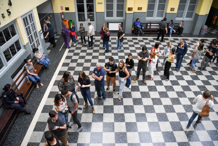 Los votantes hacen cola en un colegio en Montevideo durante las elecciones generales. (Foto: Eitan Abramovich para AFP)
