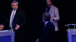 La imagen que muestra el cruce Macri – Fernández en el debate presidencial