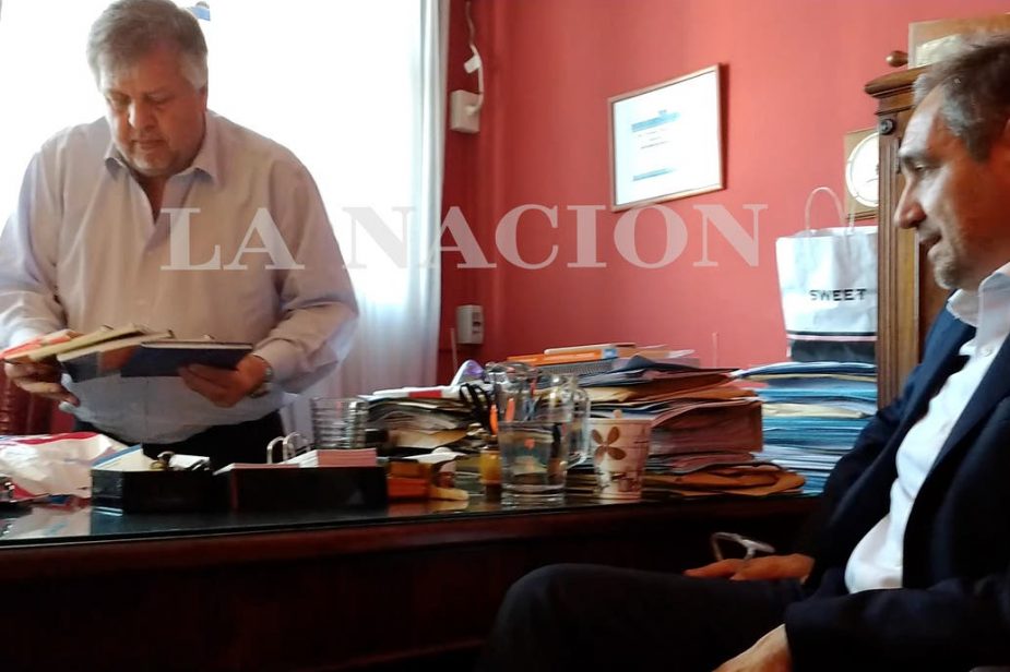 El fiscal Carlos Stornelli recibe los cuadernos de mano de Cabot. (Foto: gentileza La Nación)