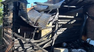 El incendio consumió la vivienda precaria. (Gentileza Centenario Digital).-