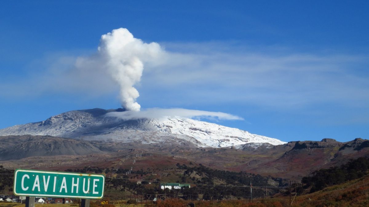 El volcaán Copahue visto desde la localidad de Caviahue. Foto: Facebook Descolgados En El Sur