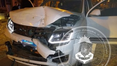 Los jovenes chocaron a un policía motorizado, huyeron y embistieron varios rodados. (Gentileza).-