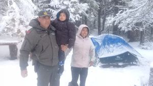 Una familia colombiana sufrió una noche de frío y nieve adentro de una carpa
