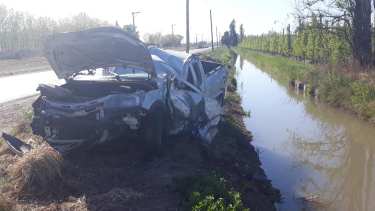 Así quedó el vehículo, luego de ser retirado del canal de riego. (Foto: gentileza El Diario de Allen)