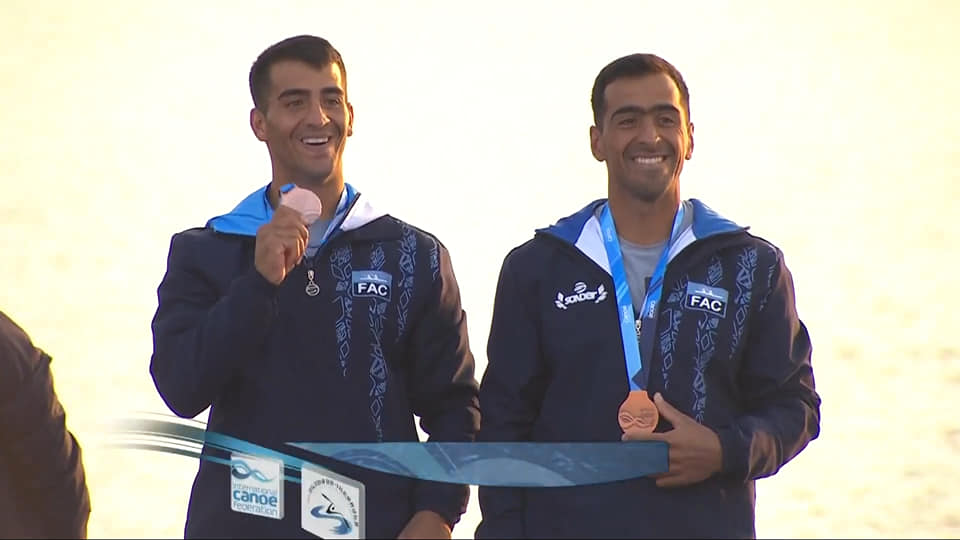 Felicidad plena para los palistas neuquinos junto sus medallas de bronce,  en el podio final del Mundial de Shaoxing.
