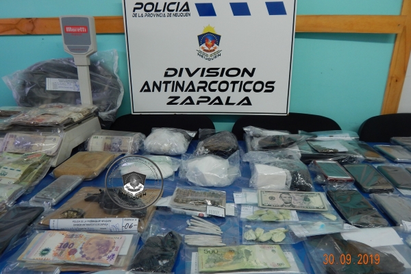 La policía secuestró cocaína, marihuana y medio millón de pesos. (Foto: Gentileza.-)