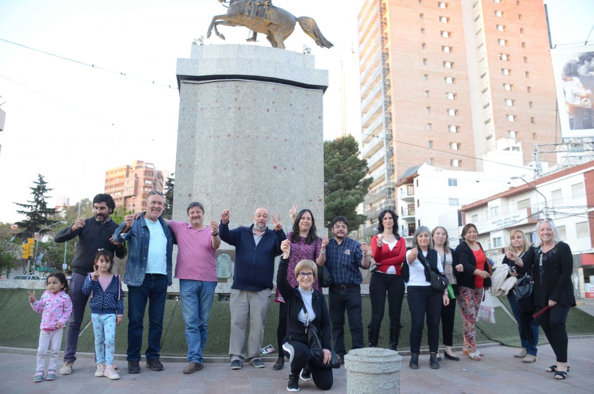 Aromatizantes para remover las "malas vibras" del monumento al General San Martín.  Foto: Yamil Regules