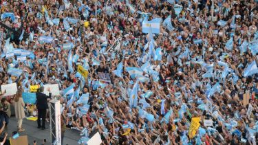 El presidente habló durante poco más de 17 minutos. La mayoría de los simpatizantes se concentraron sobre la plazoleta en el monumento a San Martín.  Foto: Yamil Regules