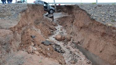 Dos ocupantes iban a bordo del auto que quedó atrapado en el pozo. Foto: Yamil Regules 