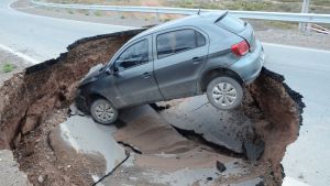 Fotogalería: el asfalto cedió por un socavón y se tragó a un auto