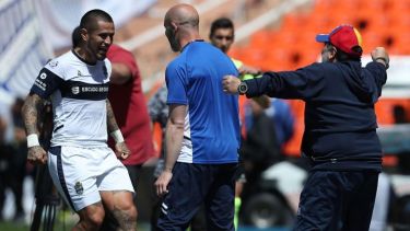 Victor Ayala, autor de dos goles en el Lobo, festeja junto a Maradona y el Gallego Méndez.