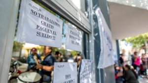 Empleados de dos clínicas vuelven a manifestarse en Roca