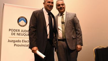 Marcelo Bermúdez recibió el diploma de concejal electo de manos del Germán Busamia. Foto Florencia Salto